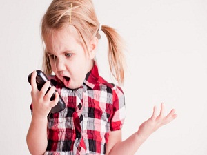 Çocuklar akıllı telefondan uzak tutulmalı