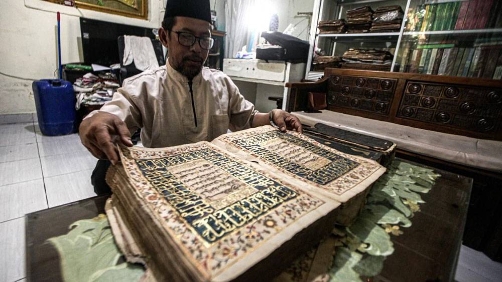Endonezya'da 300 yıllık altın varaklı el yazması Kur'an-ı Kerim 1