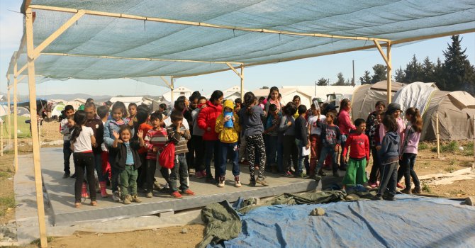 Sığınmacı kampına çadırdan okul