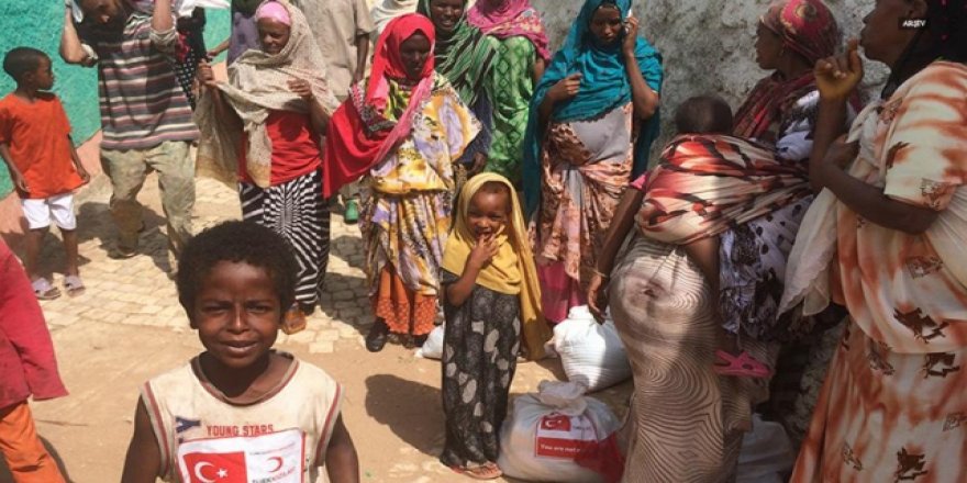 Türk Kızılayı Somali'de 5 bin aileye giysi dağıttı
