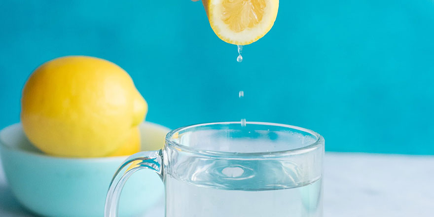 Aç karnına bir bardak limonlu su içmenin etkisi