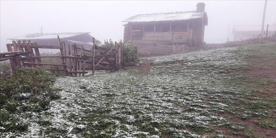 Ardahan'a mevsimin ilk karı yağdırıldı