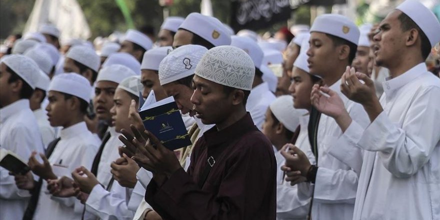 Endonezya'da binlerce kişi Mevlit Kandili'ni kutladı
