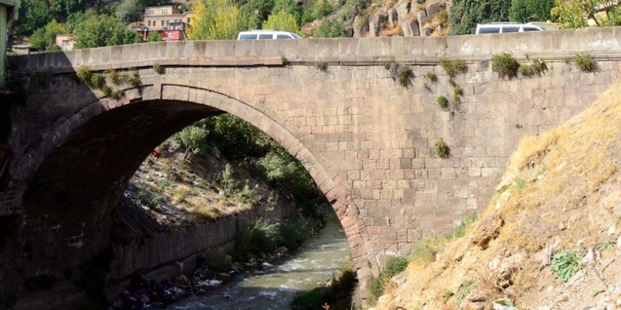 Bitlis'te tarihi köprüler eski görkemine kavuşturuluyor