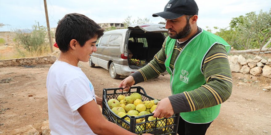Suriye'ye 150 ton meyve yardımı