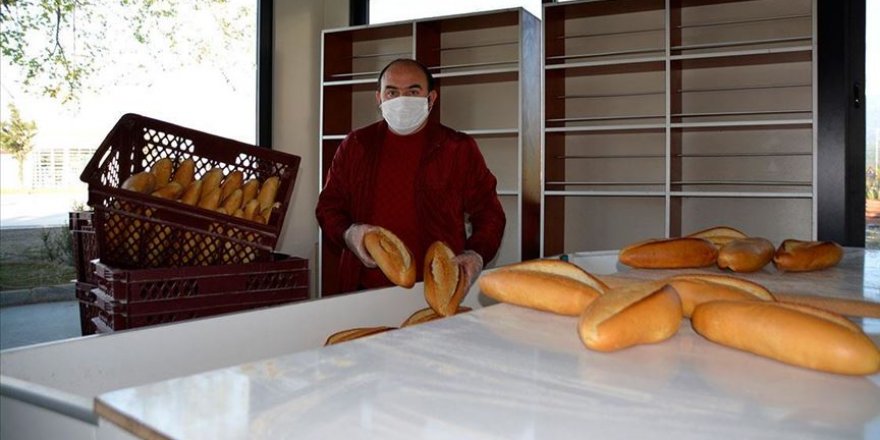 Muğla'da bir gazeteci evden çıkamayanlara 1500 ekmeği ücretsiz dağıttı