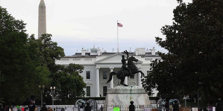 Beyaz Saray önünde bulunan Andrew Jackson heykeli protestocular tarafından yıkılmak istendi