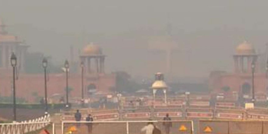Hindistan'da hava kirliliği nedeniyle başkent Yeni Delhi'yi bir sis bulutu kapladı