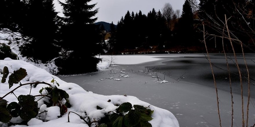 Doğal güzellikleriyle dikkati çeken Balıklıgöl'ün yüzeyi buz tuttu