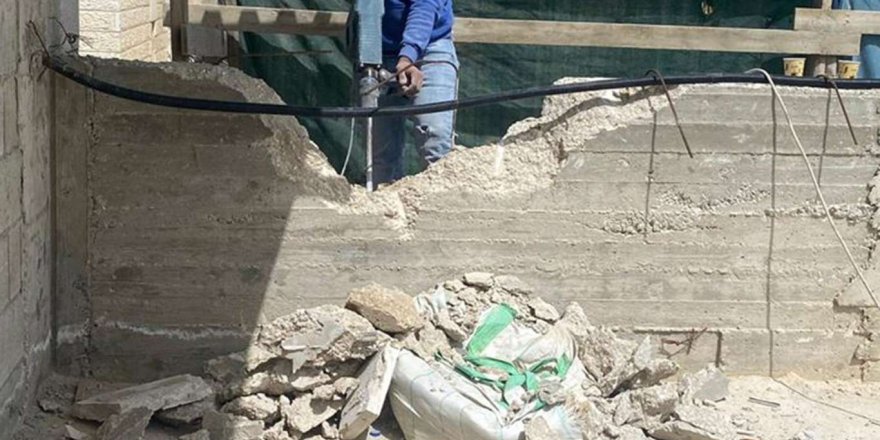 İşgalci İsrail, Filistinli bir aileye 4 evini kendi elleriyle yıktırdı - Vimarsana News
