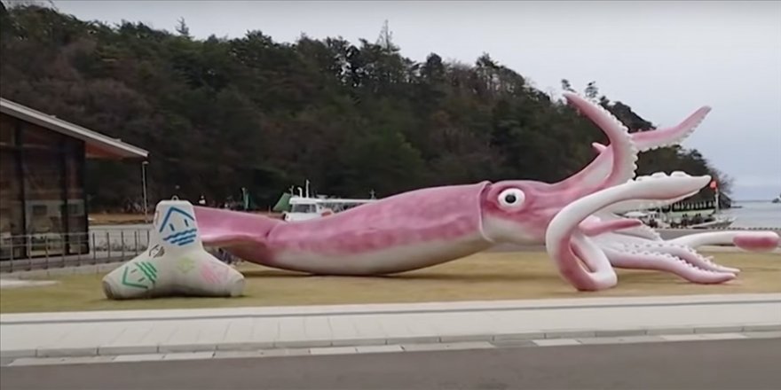 Japonya'da heykel krizi: Kovid yardımını mürekkep balığına harcadılar!