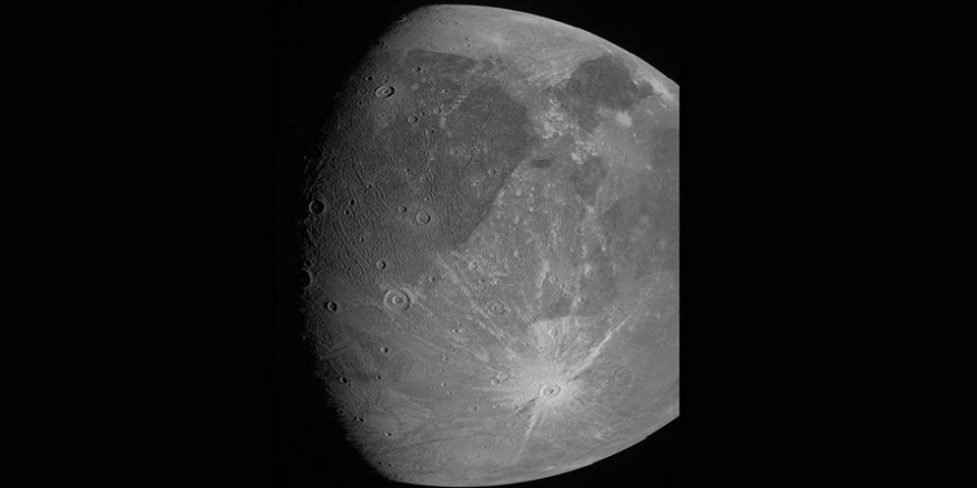 NASA'nın Jüpiter keşif aracı Juno, gezegenin uydusu Ganymede'i fotoğrafladı