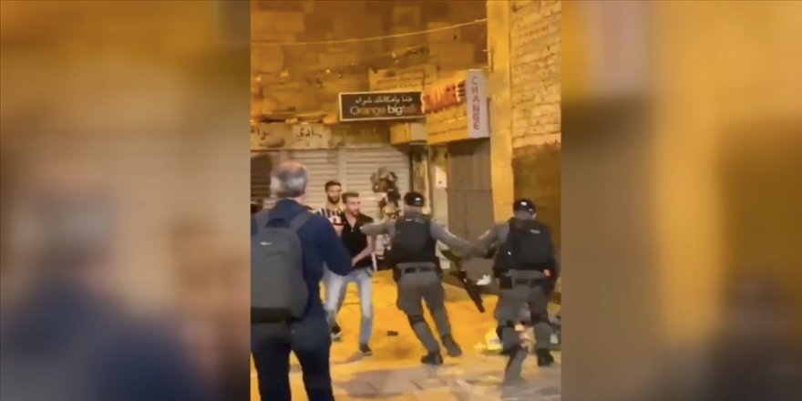İşgalci İsrail polisi Şam Kapısı'nda akşam namazı kılan Filistinlilere saldırdı