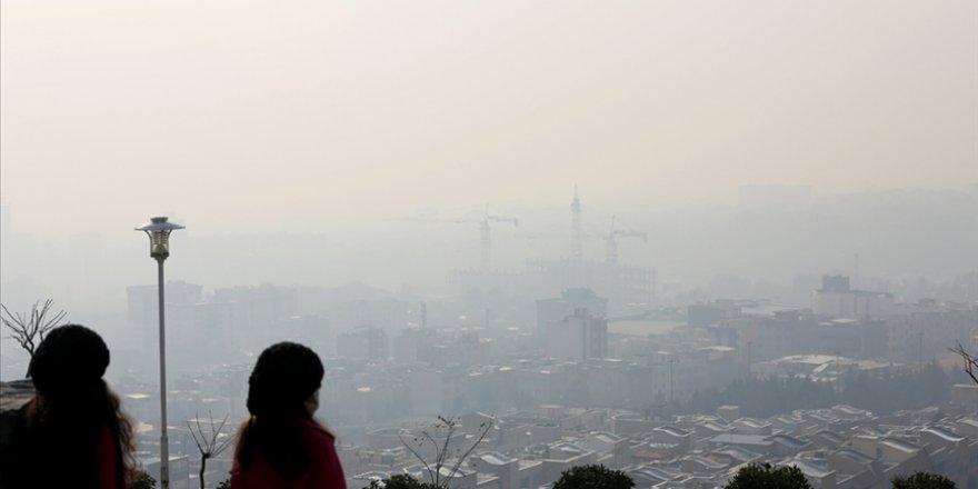 Tahran'da her kış yüzlerce kişinin ölümüne sebep olan hava kirliliği kabus olmayı sürdürüyor