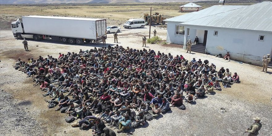 Jandarma ekiplerinin durdurduğu tırın dorsesinde 300 düzensiz göçmen yakalandı - Vimarsana News