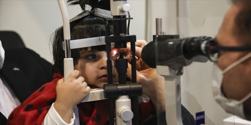 Suriyeli 3 yaşındaki çocuk, iki gözüne yapılan kornea nakliyle karanlıktan kurtuldu