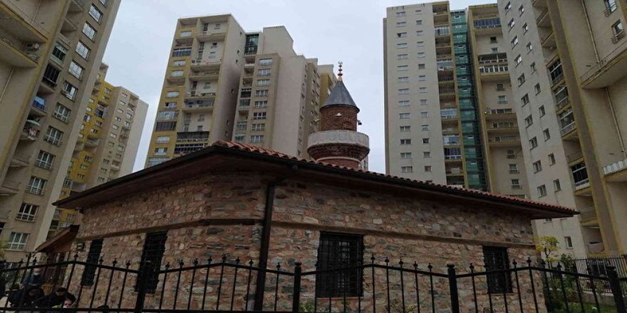 Bursa'da gökdelenlerin gölgesindeki 700 yıllık cami