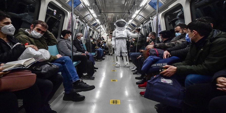 İstanbul metrosunda astronot görüldü