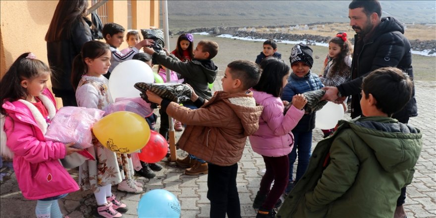 Iğdır'da minik öğrenciler aldıkları hediyeleri dağ köyündeki arkadaşlarıyla paylaştı