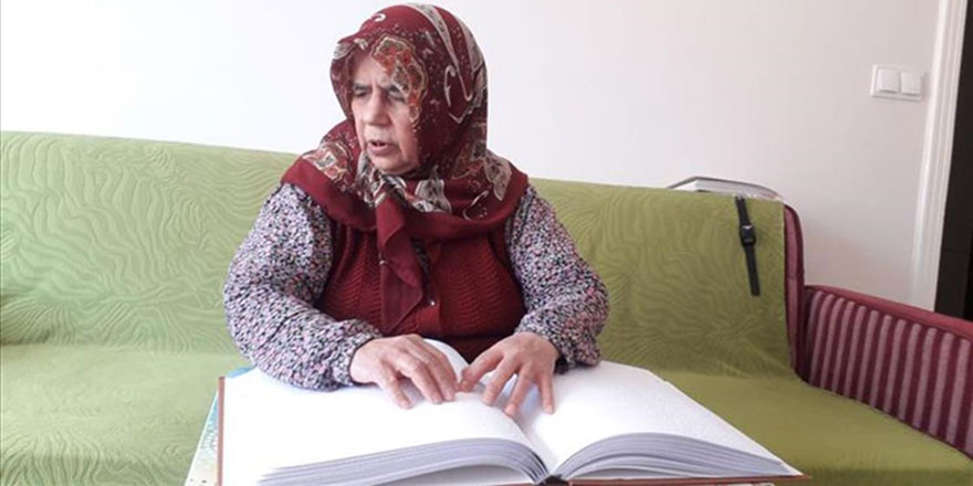 Görme engelli 67 yaşındaki Hatice teyze elleriyle okuyarak hafız oldu