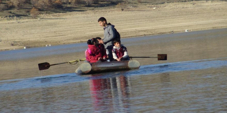 Mahalle sular altında kalınca okula gitmek için çareyi 'servis kayığı' ile buldular
