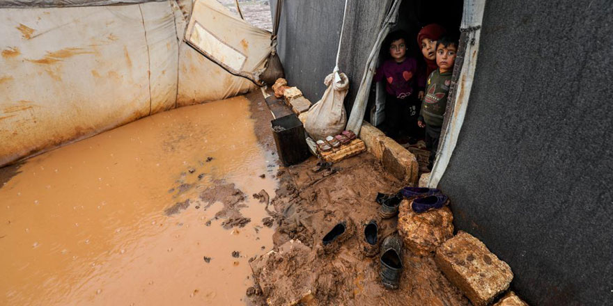 İdlib'de göçmen çadırları çamur içinde kaldı