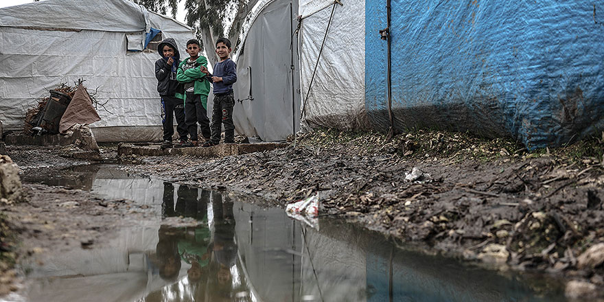 İdlib'deki kamplarda lağım suları hastalık saçıyor