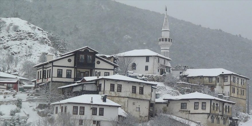 'Sakin şehir' Taraklı'daki tarihi konaklar karla beyaza büründü