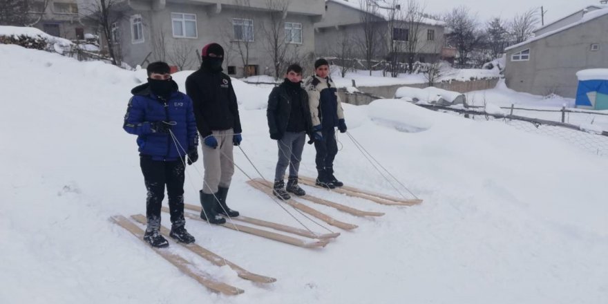 Çocuklar, marangoza tahtadan yaptırdıkları kayaklarla karın tadını çıkardı