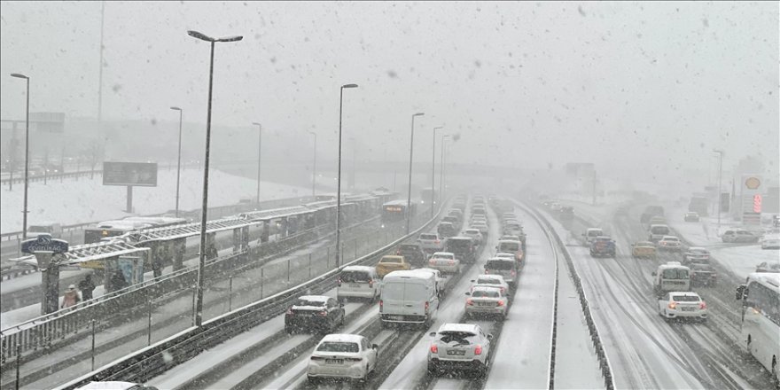 Yoğun kar yağışı nedeniyle Trakya'dan İstanbul'a araç girişine izin verilmeyecek