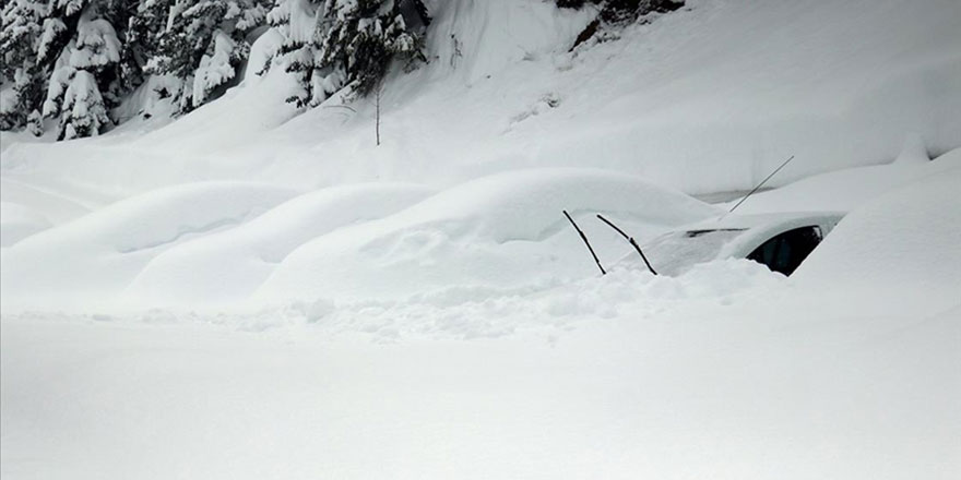 Kastamonu'nun ilçesinde kar kalınlığı 2 metreyi buldu araçlar zor bulunuyor