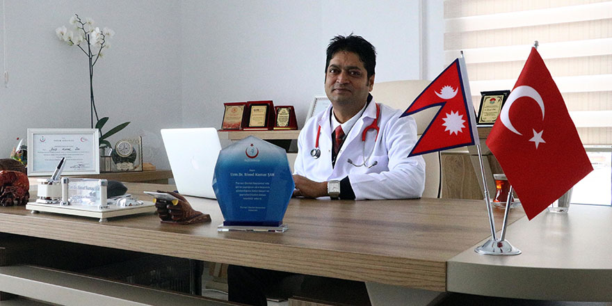 Hastalıktan 2 kardeşini kaybeden Nepalli doktor, Türkiye'de çocukları tedavi ediyor