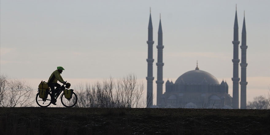 Camileri tanıtmak için Almanya'dan Türkiye'ye bisikletle geldi