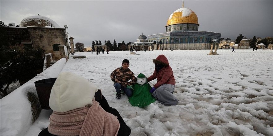 Kudüs'te yağan kar Mescid-i Aksa'da sevince dönüştü