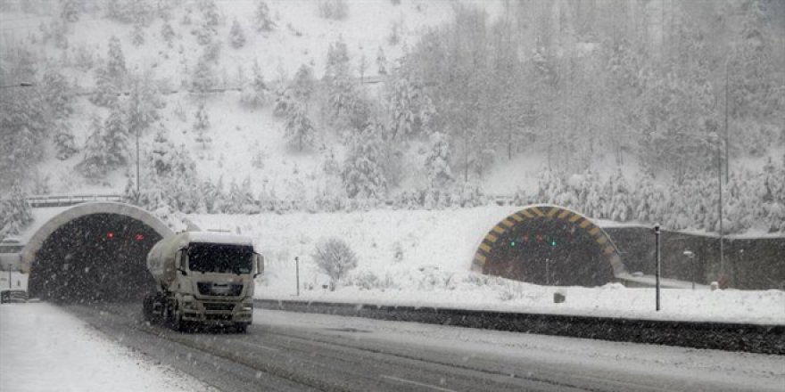 Bolu Dağı'nın İstanbul istikameti kar temizliği için trafiğe kapatılacak