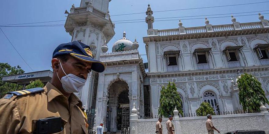 Hint mahkemesi, Müslümanların Camii etrafında kalabalıklar halinde toplanmasını yasakladı