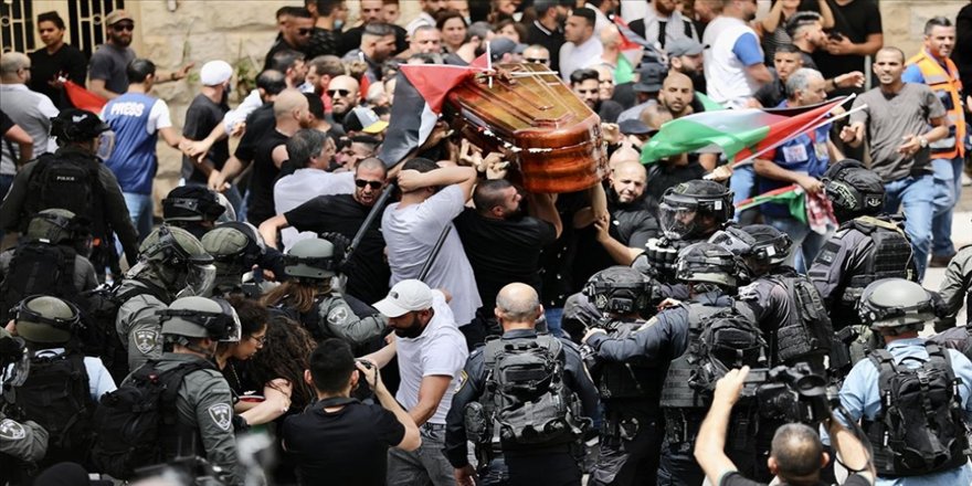 İşgalci İsrail polisi, öldürülen Al Jazeera muhabiri Ebu Akile'nin cenazesine müdahale etti