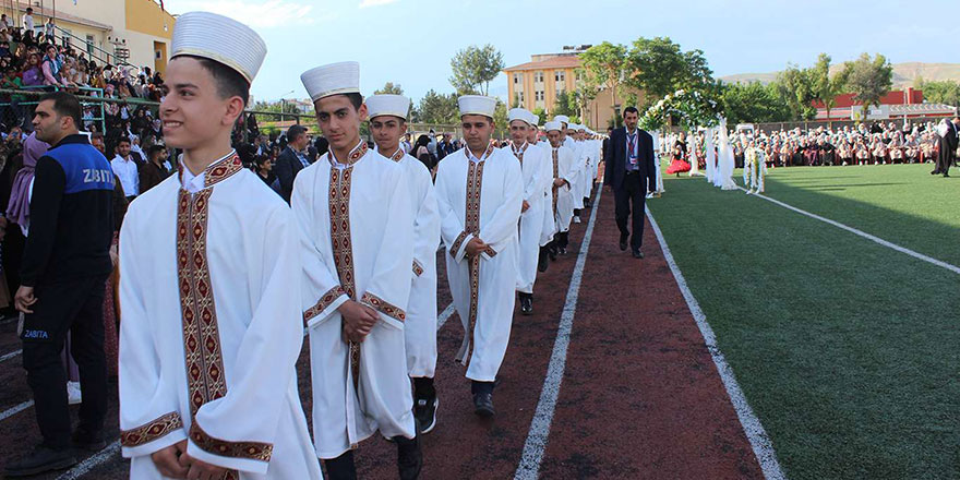Şırnak'ta 200 öğrencinin hafızlık töreni stadyumda gerçekleştirildi
