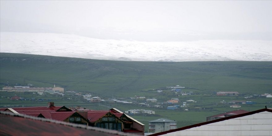 Erzurum ve Ardahan'ın yüksek kesimleri mayısta beyaz rahmete büründü