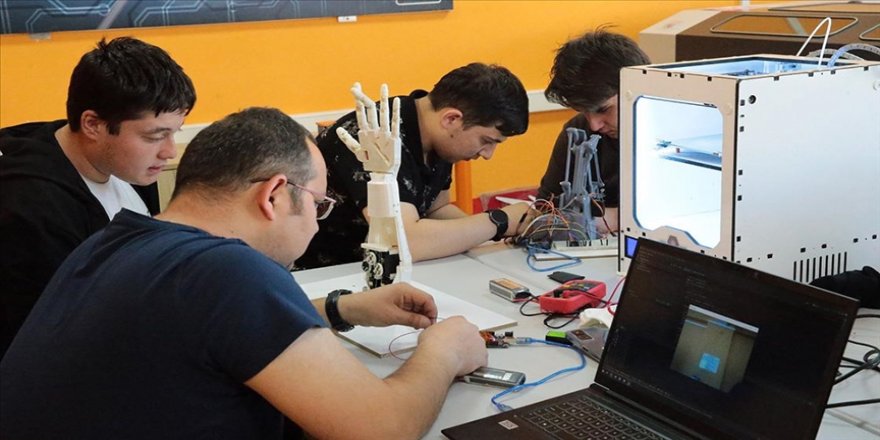 Bolu'da meslek liseliler tasarımlarını 3D yazıcılarıyla ürüne dönüştürüyor