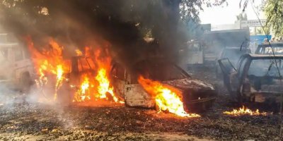 'Tanrımızı kestiler' söylentisi ile Müslümanlara saldırıp ortalığı ateşe verdiler