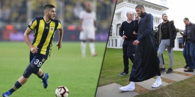 Fenerbahçeli futbolcu cübbesi ve misvakı ile Cuma namazında