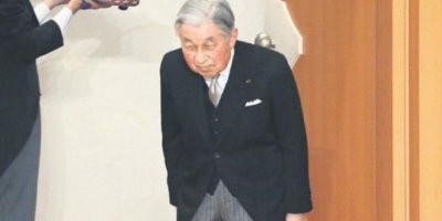 İlk kez bir imparator taht bıraktı