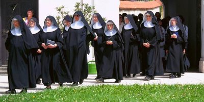 Başörtüsü değil Müslümanın başörtüsü laikliğe aykırı!