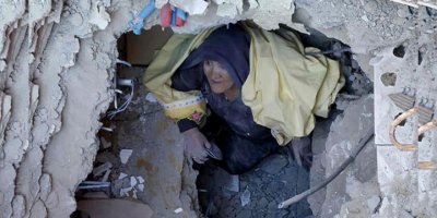 Enkazdan çıkarken önce başörtüsü istedi