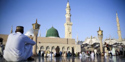Suudi Arabistan, umre ziyaretlerini durdurdu