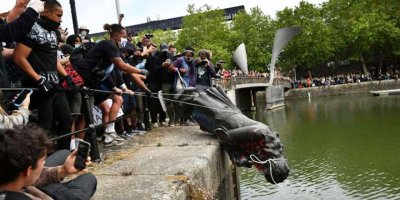 İngiltere'de köle tacirinin heykeli yıkılıp nehre atıldı