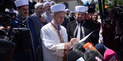 'Korona tehlikeli değil, Kur'an daha tehlikeli' sözleri üzerine toplandılar