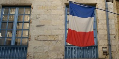 Fransa'da kadın avukatlara başörtüsü takma yasağı getirildi