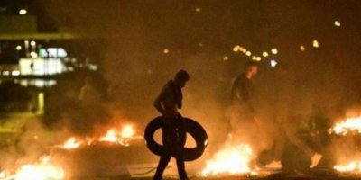 Kur'an'ı yakıp tekmeleme provokasyonu halkı sokağa döktü